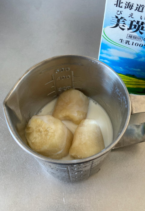 冷凍バナナに牛乳を入れました